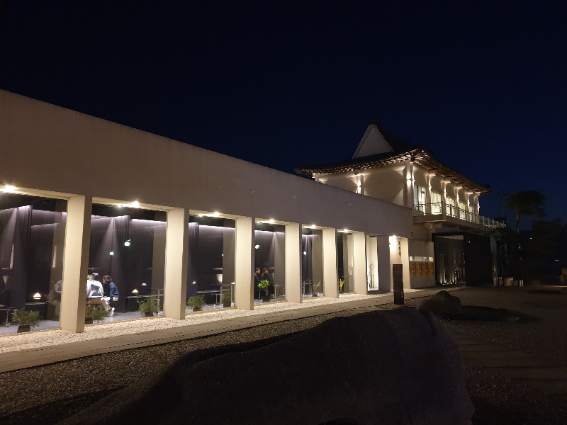 깜깜한 밤 흑유재 건물의 조명이 눈에 들어온다. 밤에는 안의 손님들이 잘 보인다.