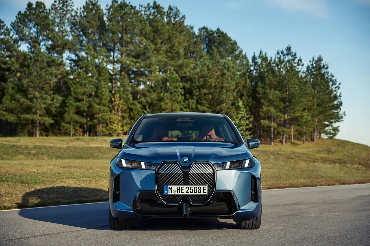 BMW iX 자동차 이미지