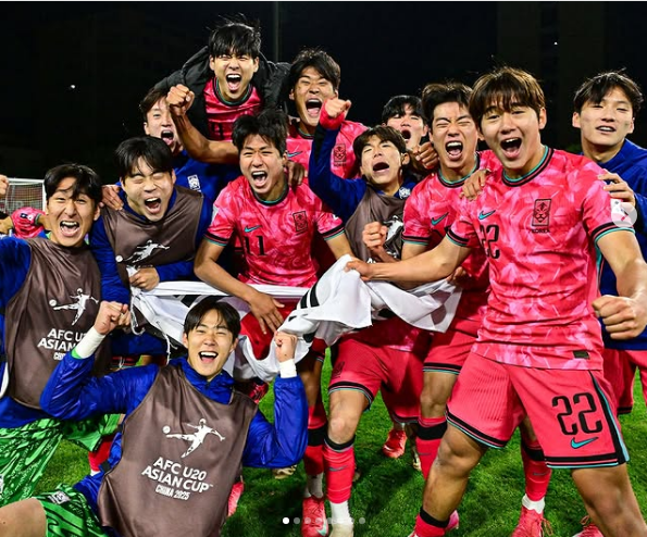 AFC-20 경기 승리 이후 단체 사진