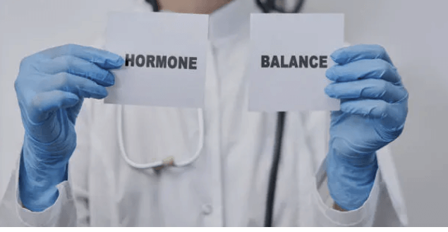 갱년기 여성, 어느날 갑자기 생기는 얼굴 열감! 홍조는 왜 생길까?