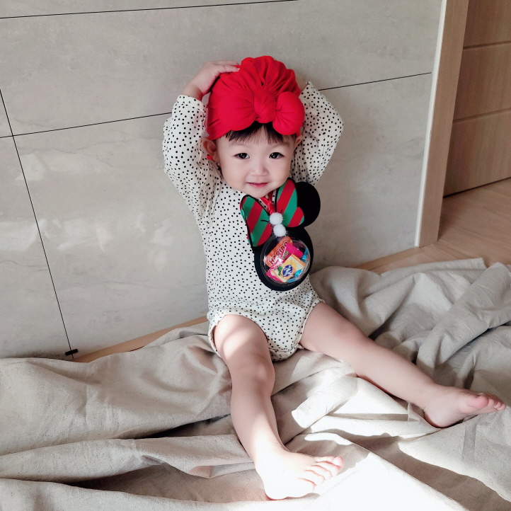 미니마우스 간식목걸이를 목에 걸고 하트포즈 취하는 아기모델