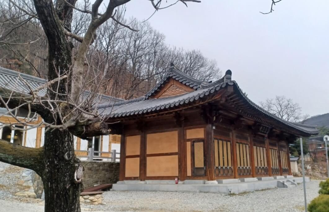 아산 송암사 : 설화산의 송림과 암벽이 어우러져 아름다운 경관을 연출하고 있는 사찰