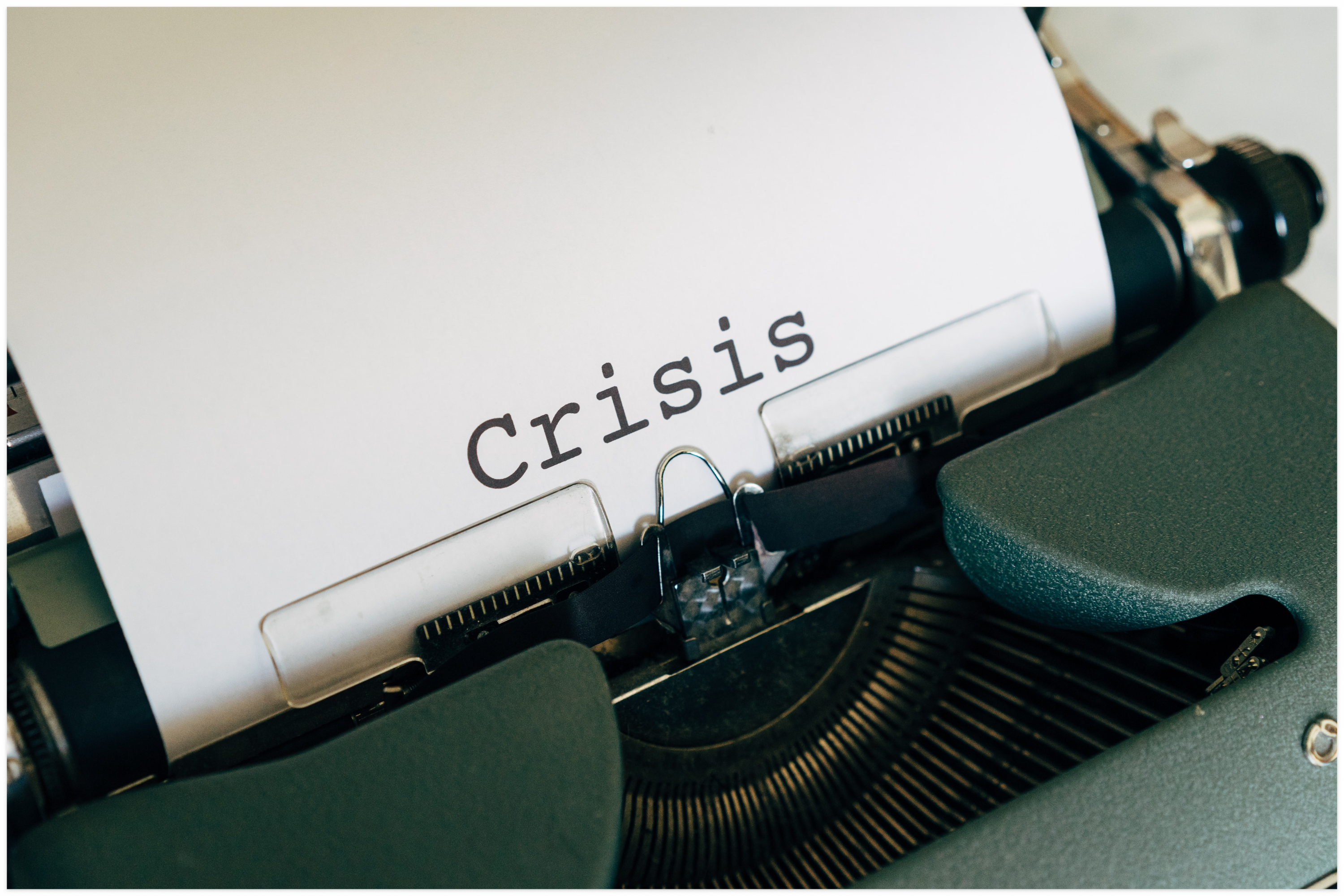 crisis가 타이핑된 타자기