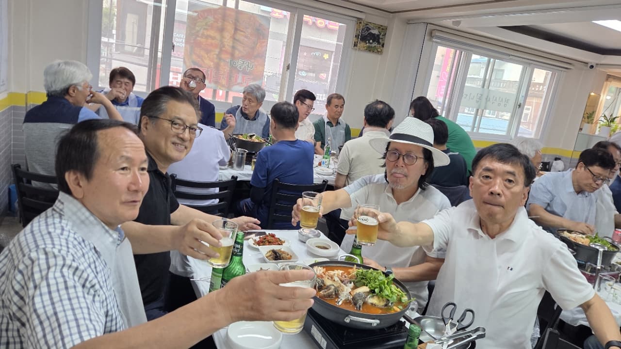 오랜 친구만이 줄 수 있는 행복이 아닐까 생각