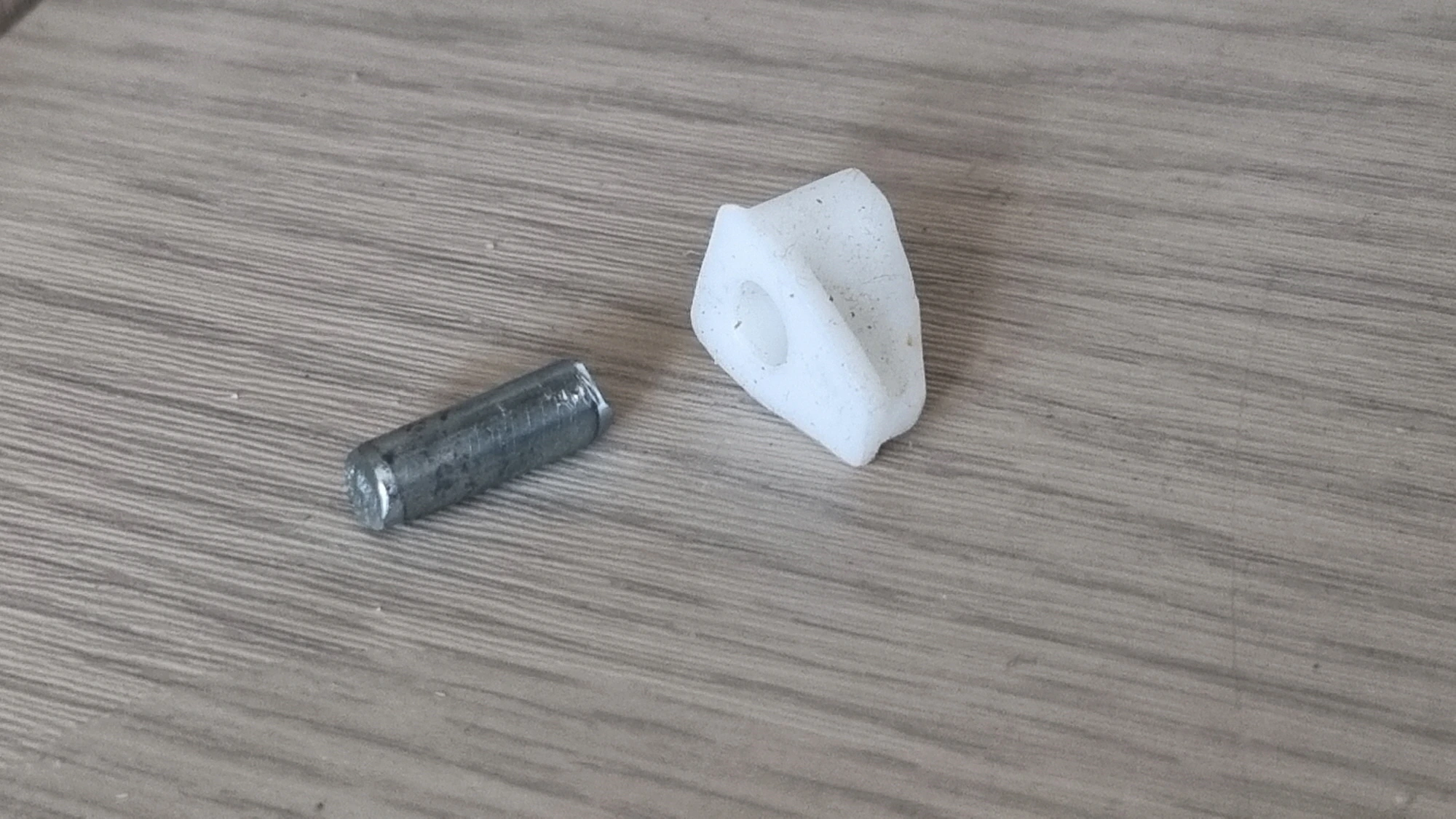 선반 고정 부품