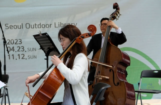 서울광장에서 공연하는 사람들