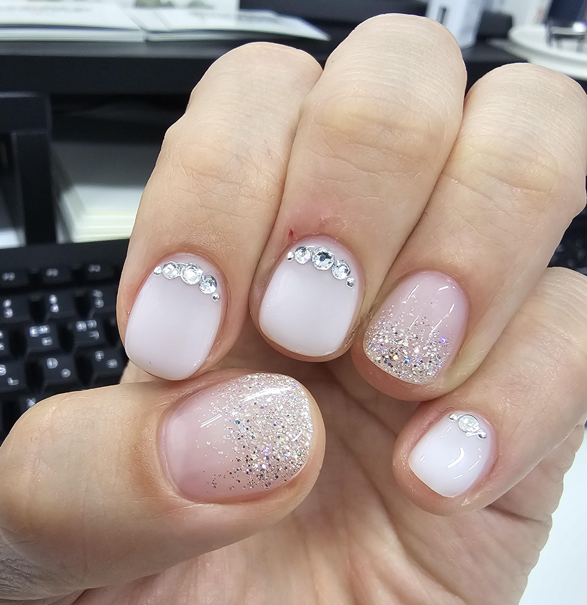 펄그라데이션과-큐빅파츠가-섞인-네일아트