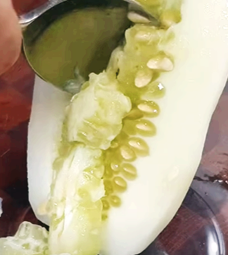 수저로 파내기
