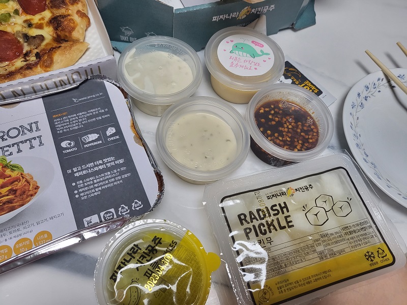 피자나라치킨공주 맵고마, 파인요거트, 리얼갈릭디핑, 샤워크림치즈 소스, 치킨무, 피클, 핫소스