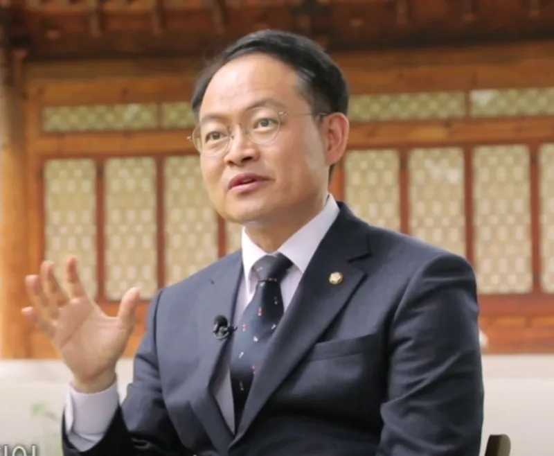 국회의원 인터뷰 사진49.webp