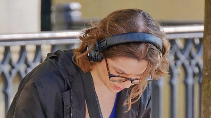 이어폰을 사용하는 여성 – 장시간 이어폰 사용은 청력에 부담을 줄 수 있어 주의가 필요합니다