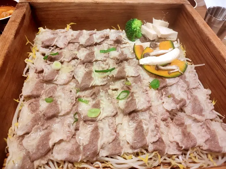 소문의맛집 외식하는날 버스킹 신용재 이베리코 돼지 고기 샤브샤브, 깔끔 담백 편백찜 맛있는 요리 주점 송파구 NC백화점 가든파이브 맛집 위치 메뉴 가격 정보
