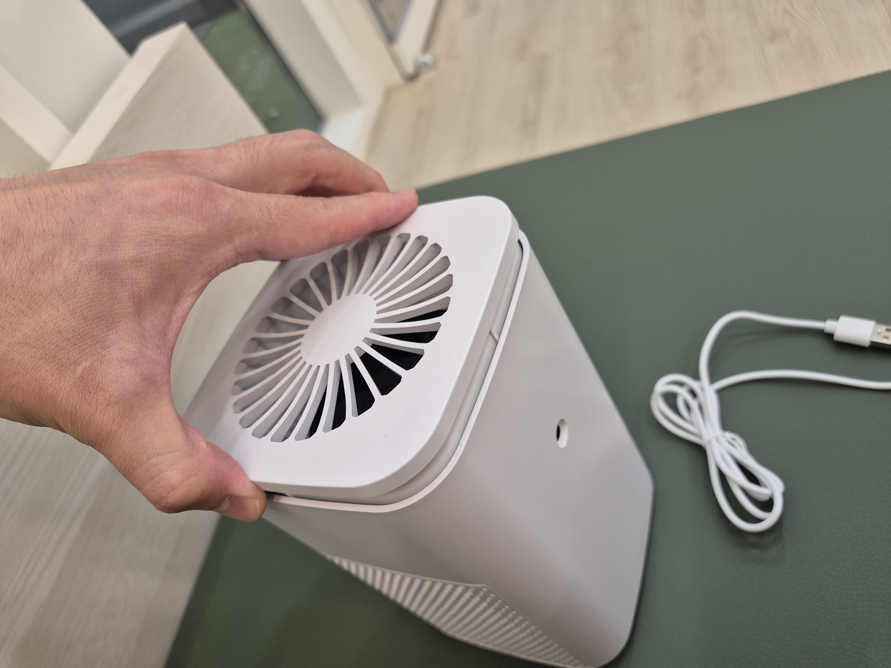 공기청정기 본체 결합하는 모습