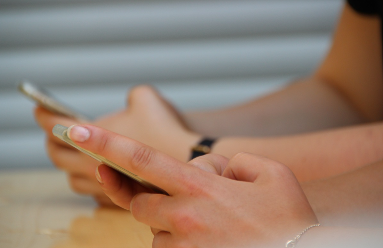 현대인의 디지털 중독: 편리함의 그늘