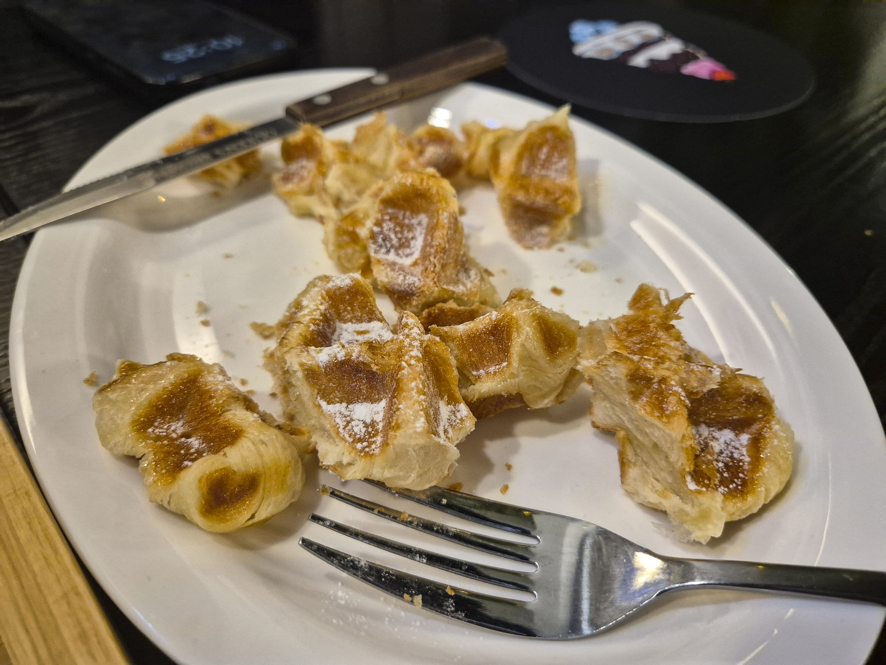 플레인크로플을 먹기 좋게 잘라 놓은 모습