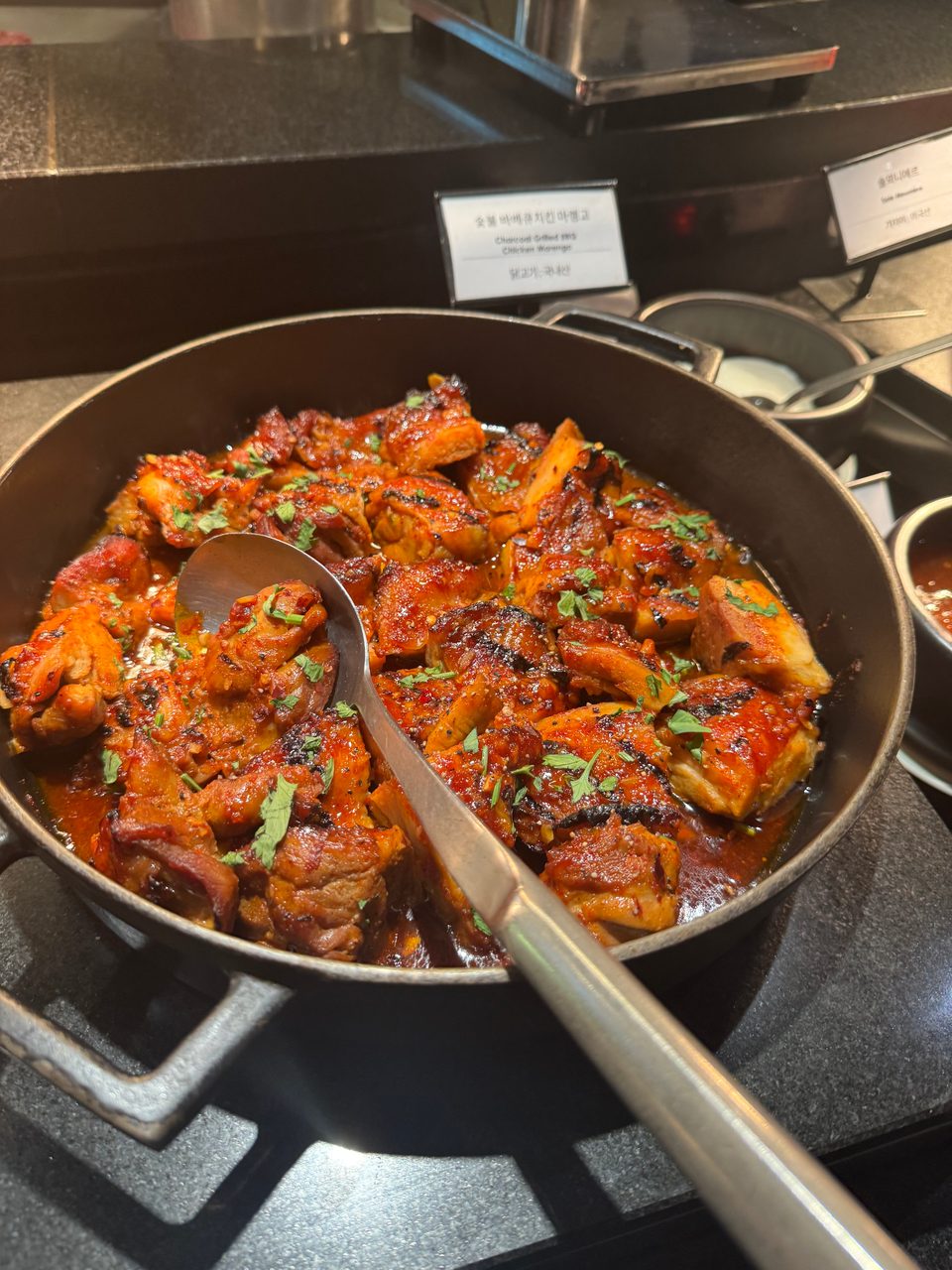 브로드웨이 뷔페 숯불 바베큐치킨 마렝고