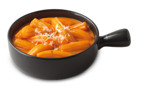검정색 도자기 그릇에 담겨있는 떡볶이