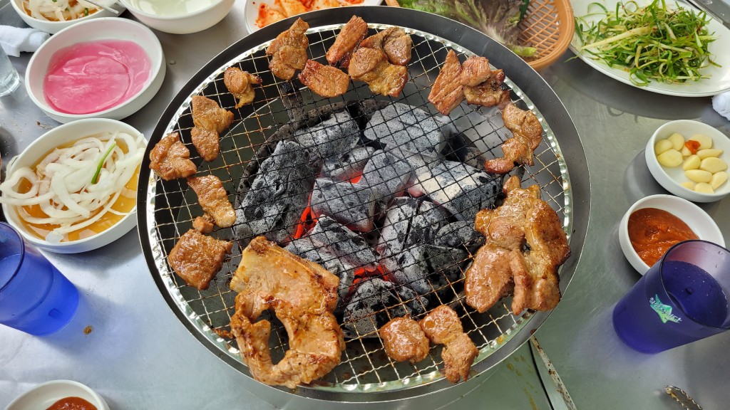 숯불 위에서 구워지는 태릉 갈비 모습