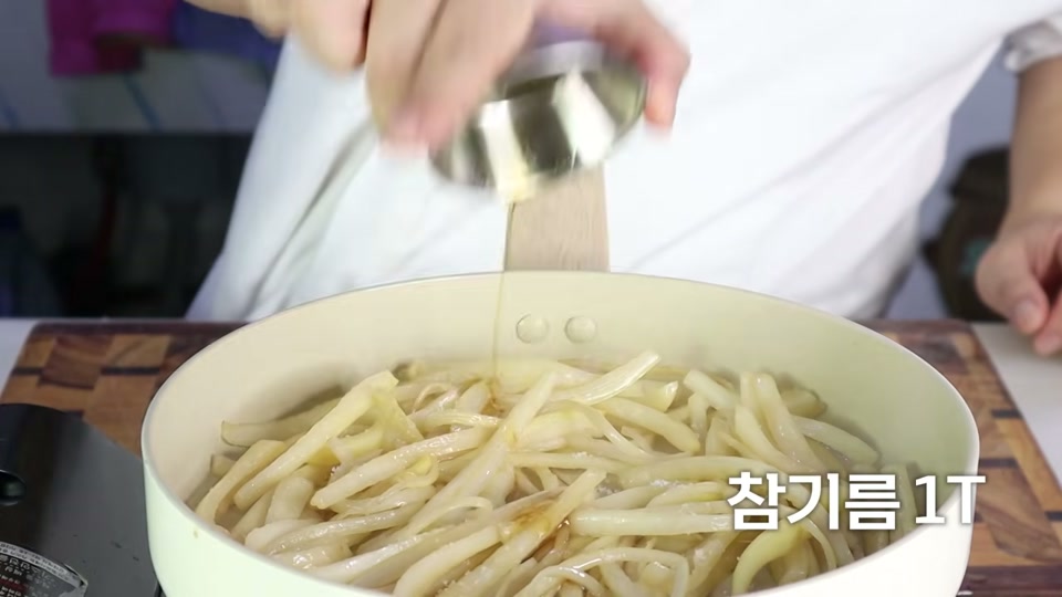 참기름을 둘러 마무리하는 장면