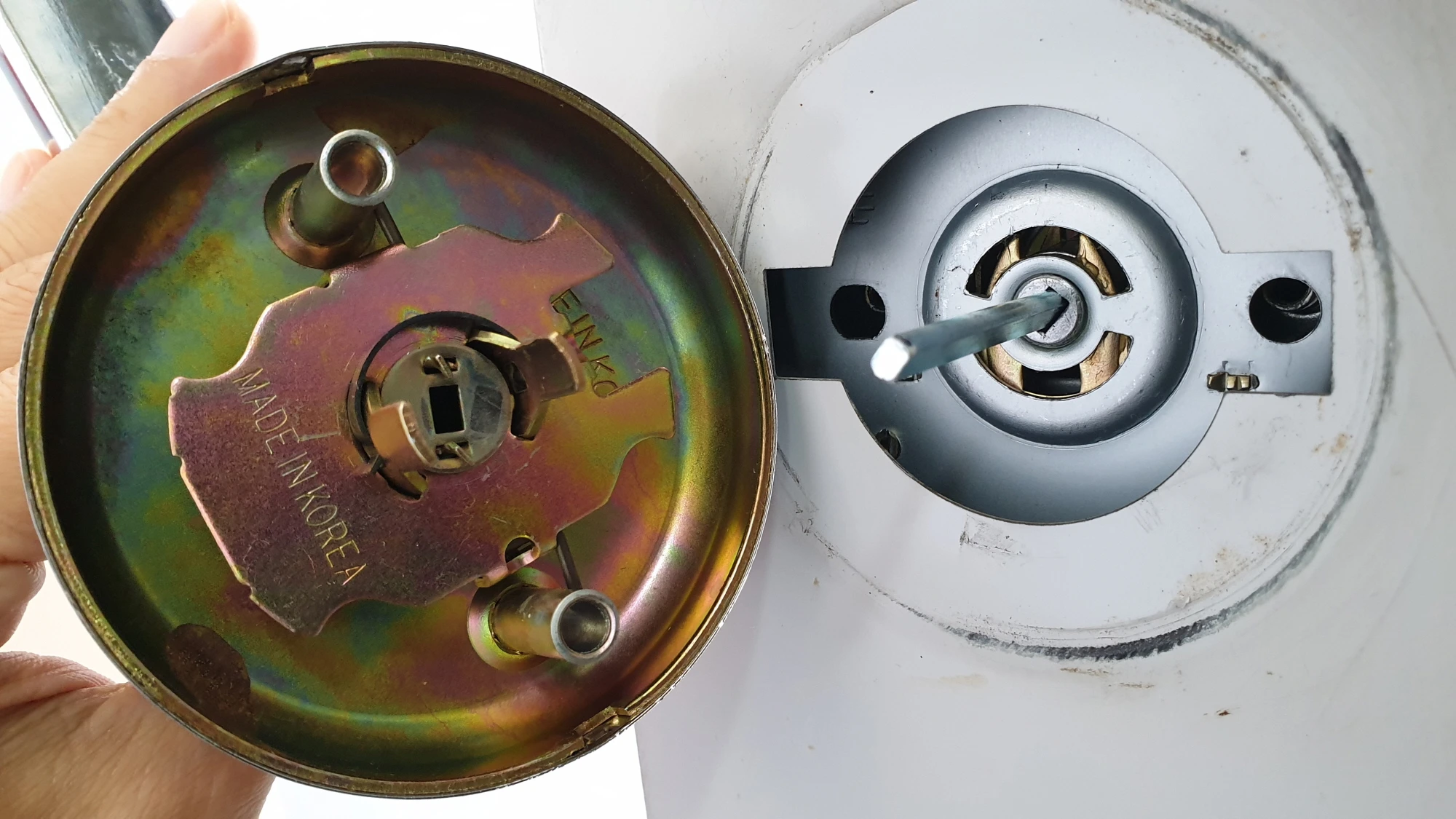 실내 손잡이 끼우는 모습