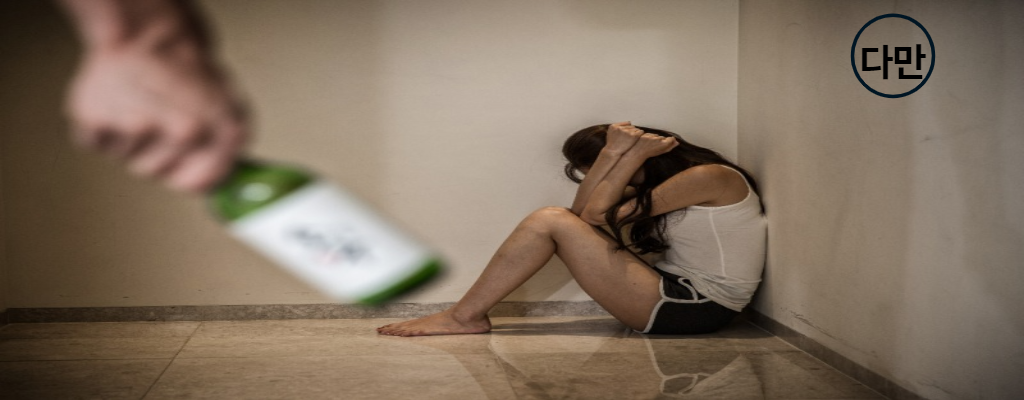 한-여성이-위협을-받기-전-장면