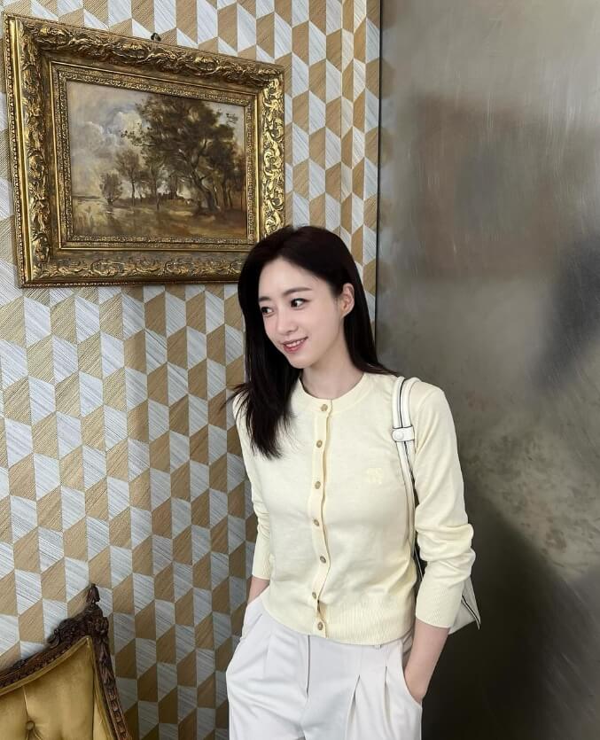 가디건을입은-긴머리여성의모습