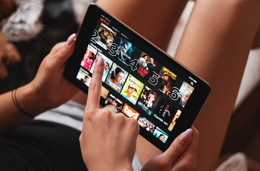 넷플릭스 홈화면 영화고르고 있다