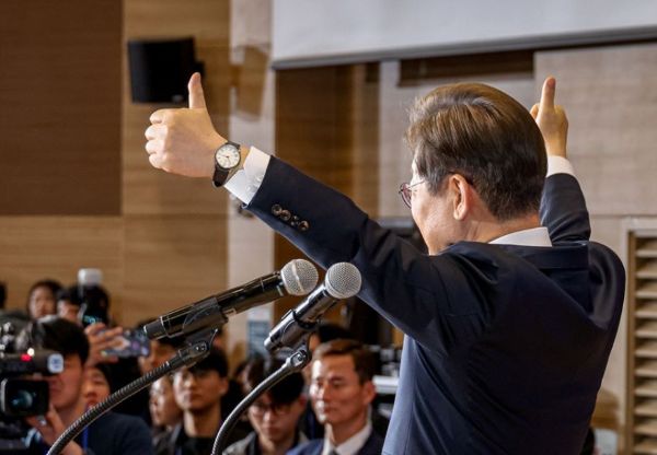 이재명 손을 번쩍들다