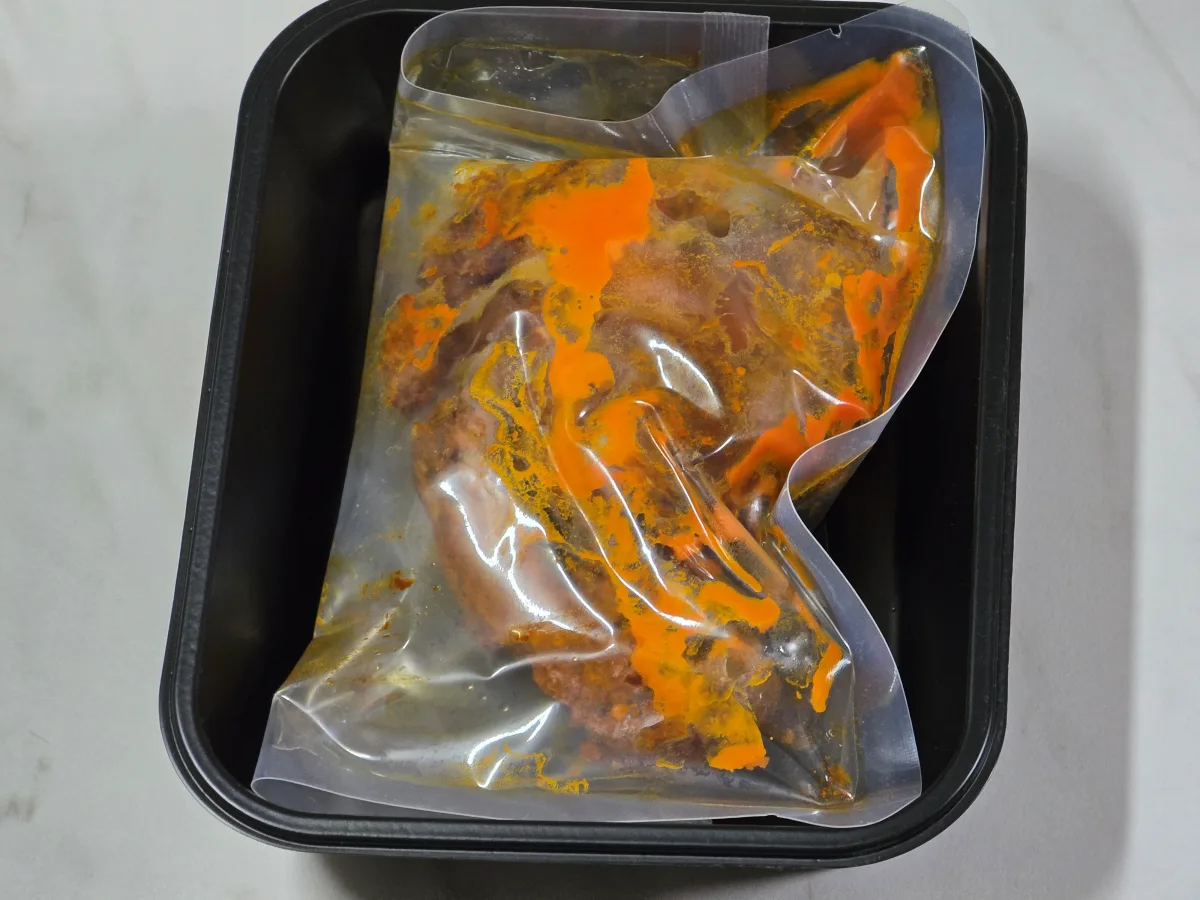 쯔란등갈비 포장을 뜯고 내용물이 보이는 사진