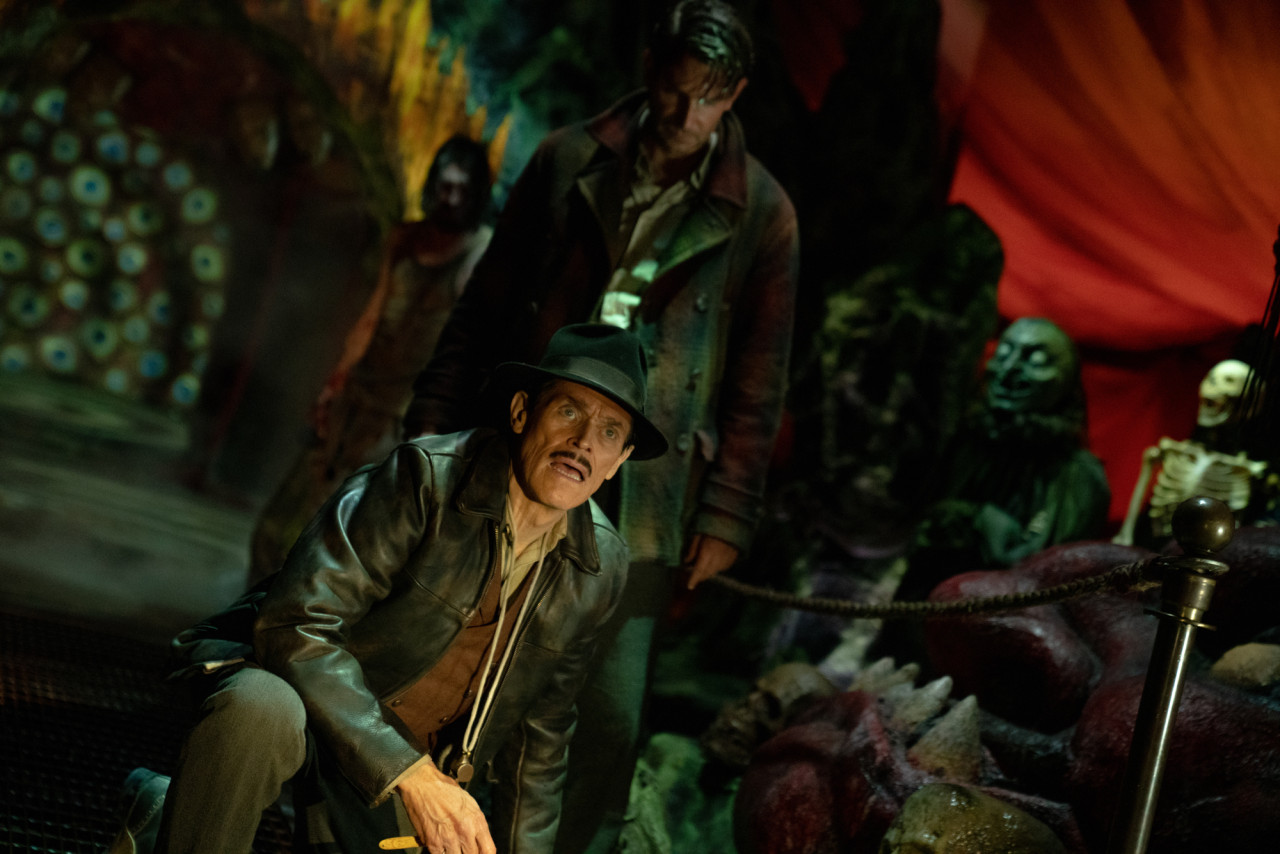 영화 나이트 메어 앨리 속 긱을 찾고 있는 주인공들의 모습