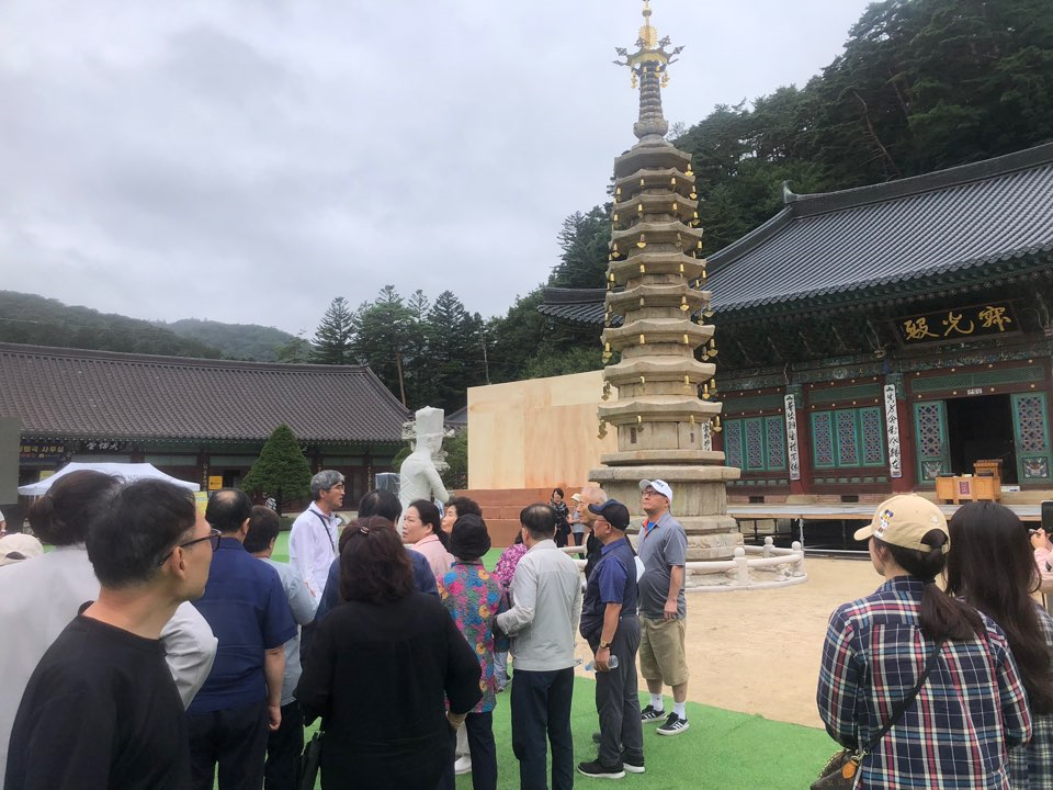 오대산 월정사에서 설명을 듣고 있는 모습