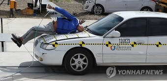 보행자를-차에-치는-모의실험중인-교통안전검사원