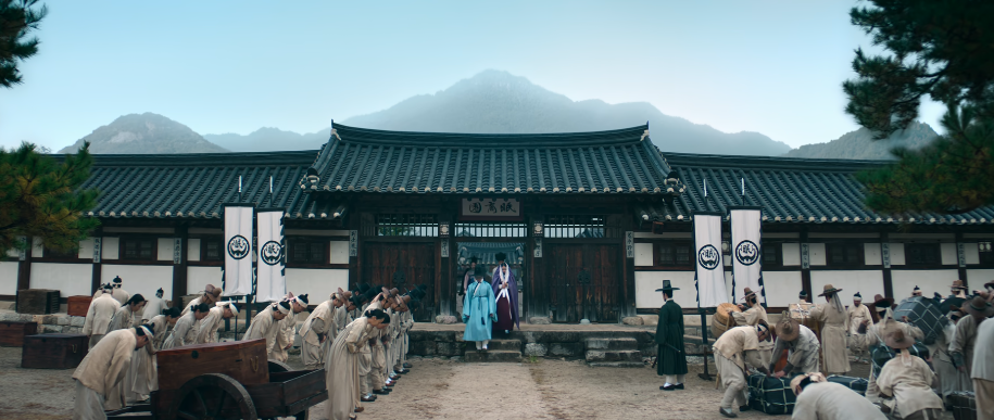 드라마 속 민상단 정문 장면/ 현재 한국선비문화수련원