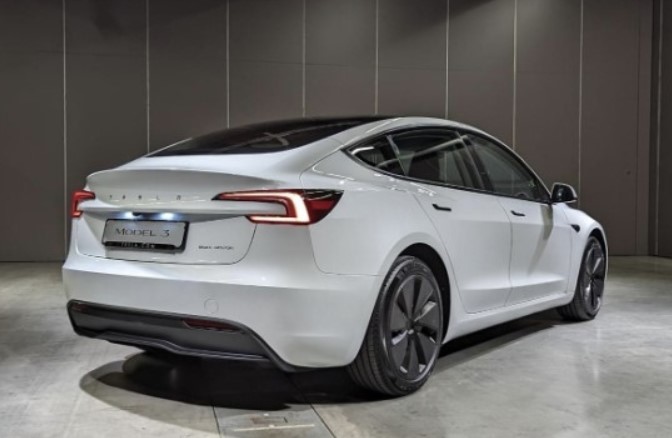 테슬라 모델 3 하이랜드
