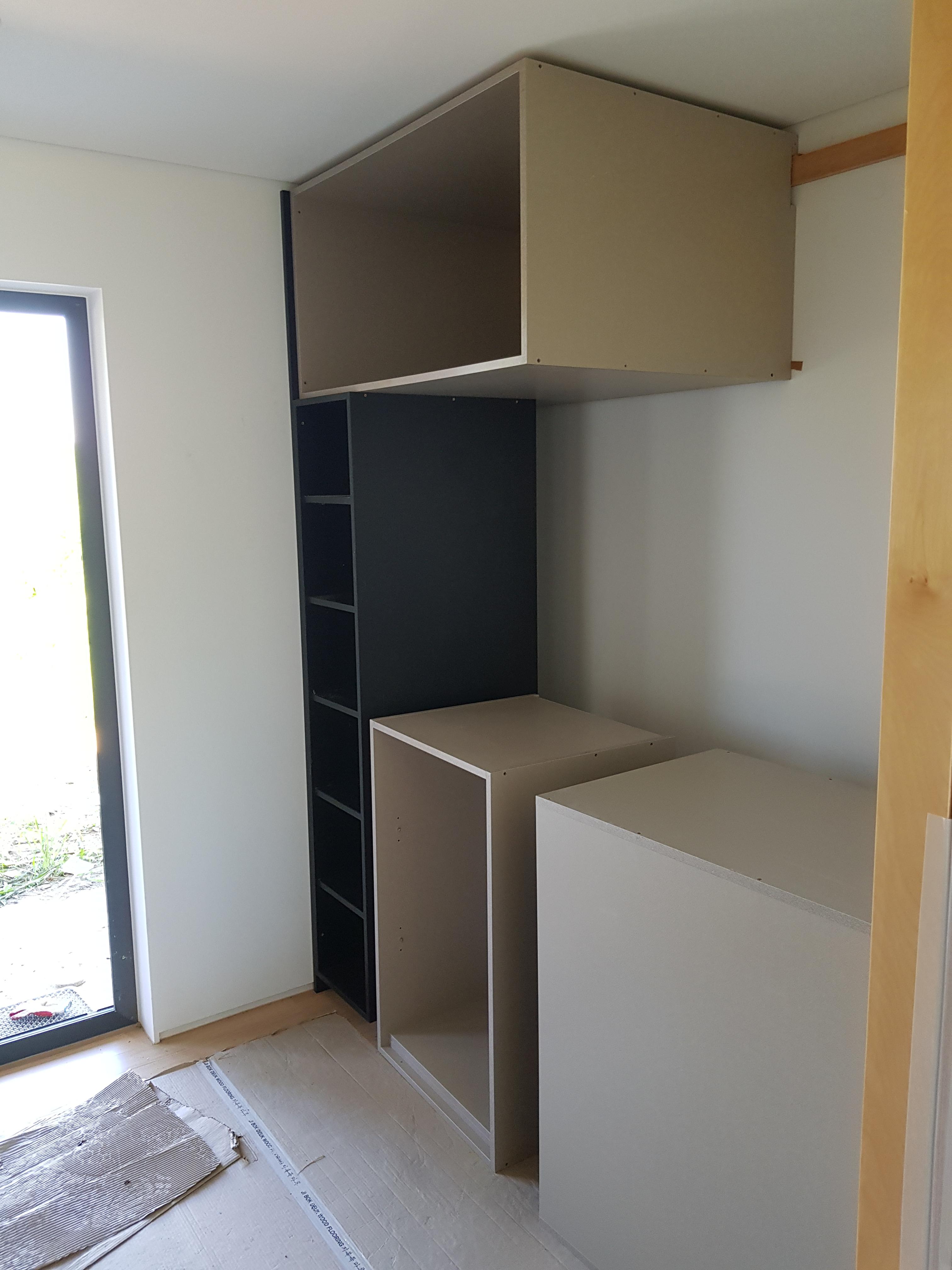 다용도실에 맞춤 주방 가구를 설치하고 있는 모습