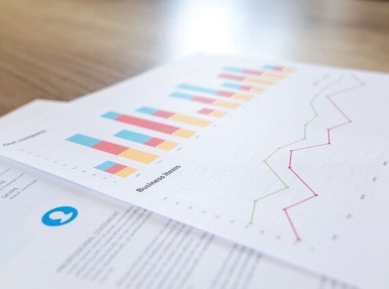 컬러풀그래프가종이에그려져있다