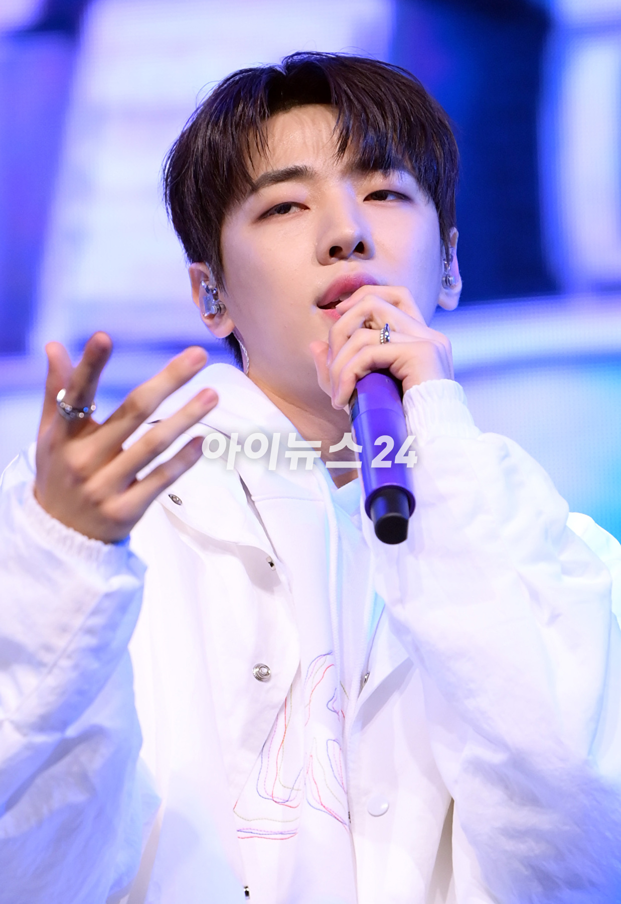 가수 재찬이 6일 오후 서울 광진구 예스24라이브홀에서 열린 DKZ 재찬의 첫 번째 미니앨범 &#39;제이씨팩토리(JCFACTORY)&#39; 발매 쇼케이스에 참석하고 있다. [사진=정소희 기자]