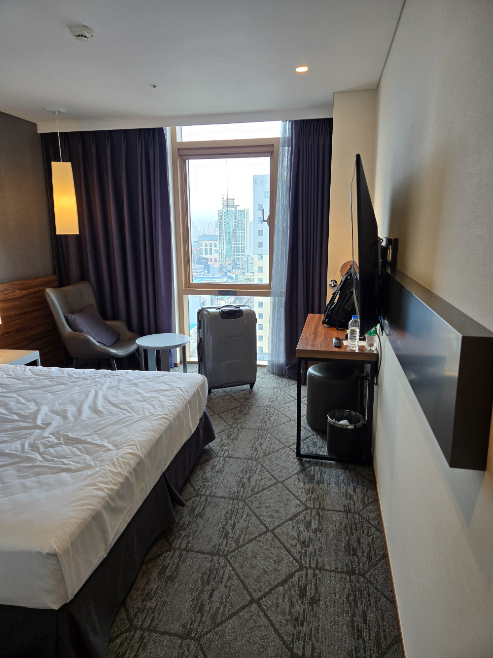 울산 스타즈호텔 디럭스룸 내부 &ndash; 깔끔한 인테리어