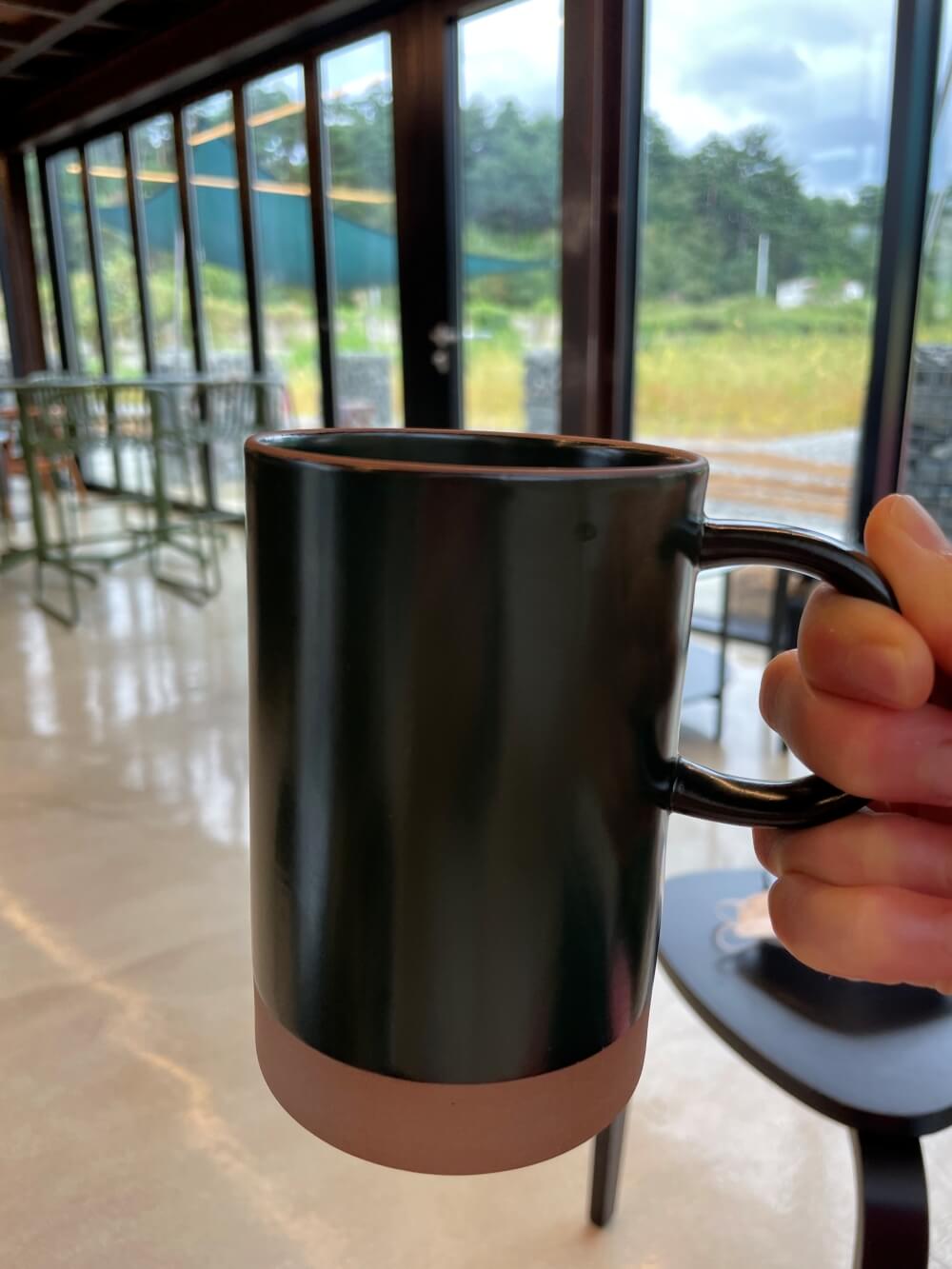 컨센트릭양양에서-커피를-담아준-오덴세-머그잔