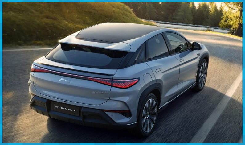 미려한 측면 캐릭터 라인과 역동적인 휠 하우징이 돋보이는 수입 전기 SUV BYD 씨라이언 7 플러스 전체 측면 뷰 스타일