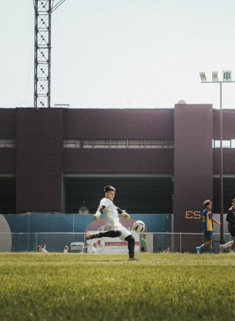 발리 슛을 넣으려는 남성