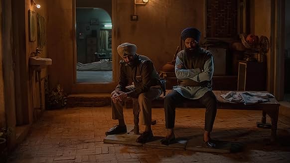 영화 속 장면, 두 인물이 벤치에 앉아 대화하는 모습