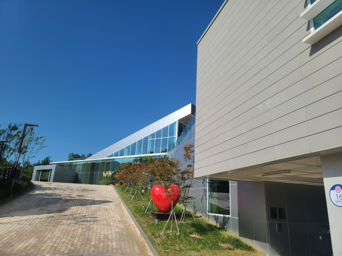 군포그림책박물관 입구(지하 1층)