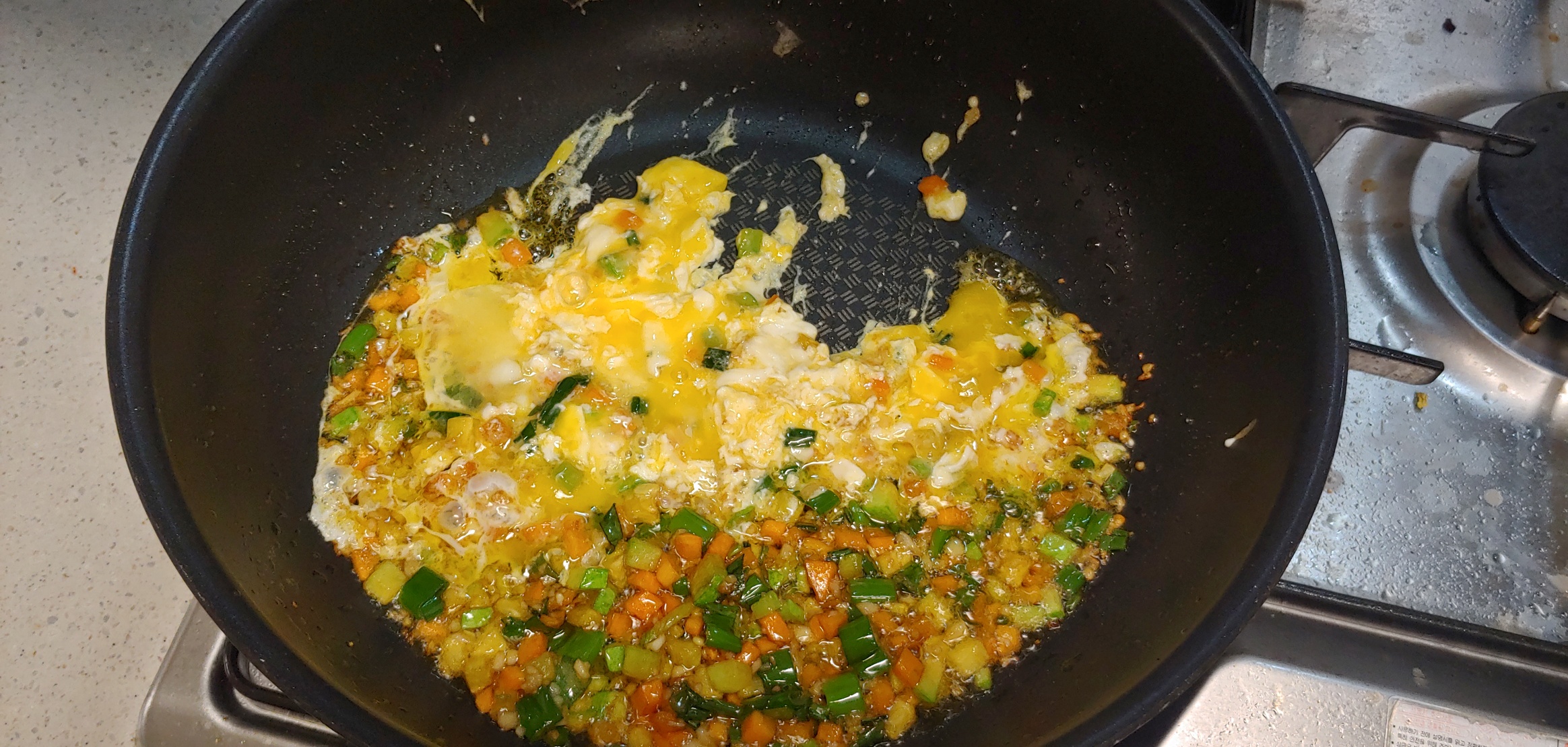 이대로 스크램블 계란을 볶은 재료와 섞어버립니다.