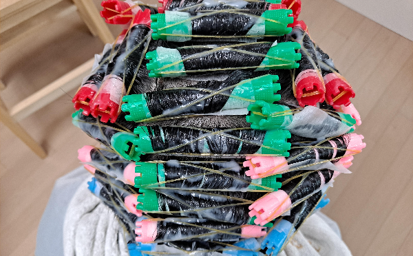 남자-머리에-파마-롯트가-말려있다