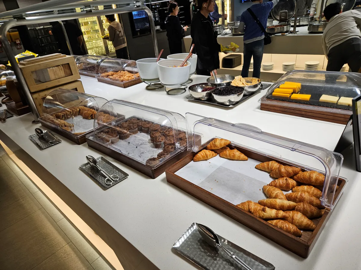 대한항공-라운지-빵-머핀-크로아상-집게-디스플레이