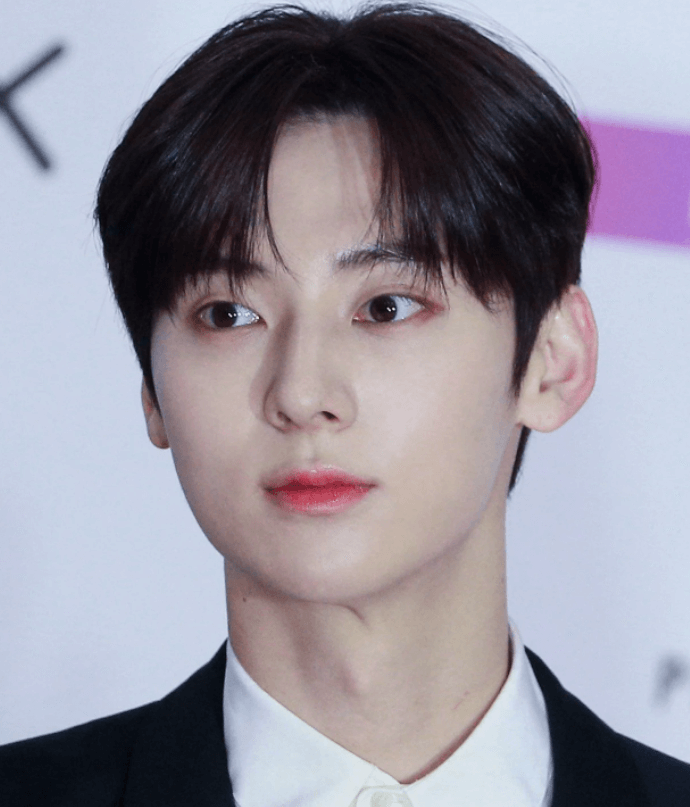 배우 황민현님 얼굴 사진입니다.