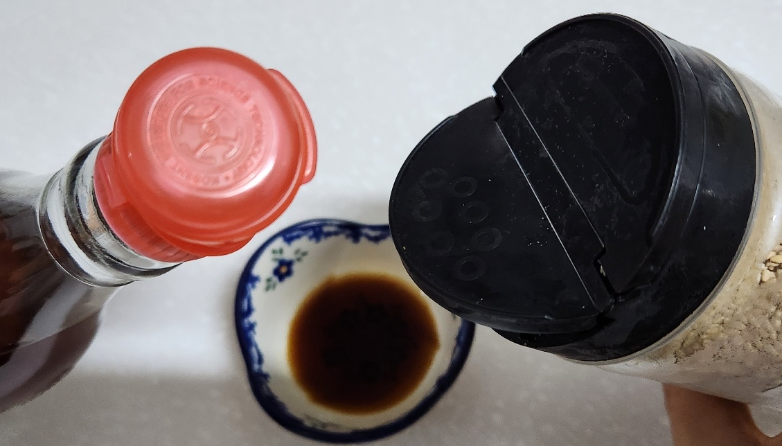 완성된 곱창김을 맛있게 먹기 위해 간장소스를 만드는 모습으로 간장에 참기름과 깨를 섞고 있는 모습입니다.