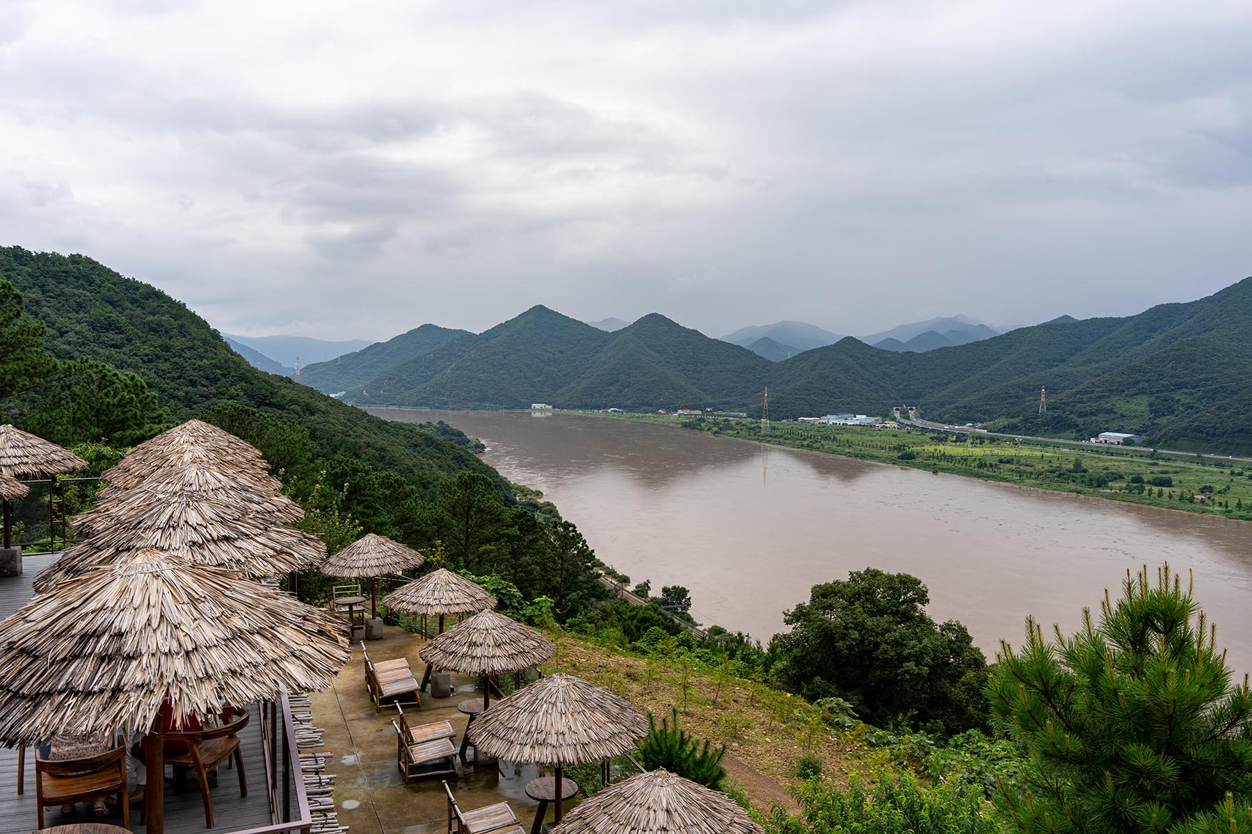 원동 카페 아덴 야외 좌석