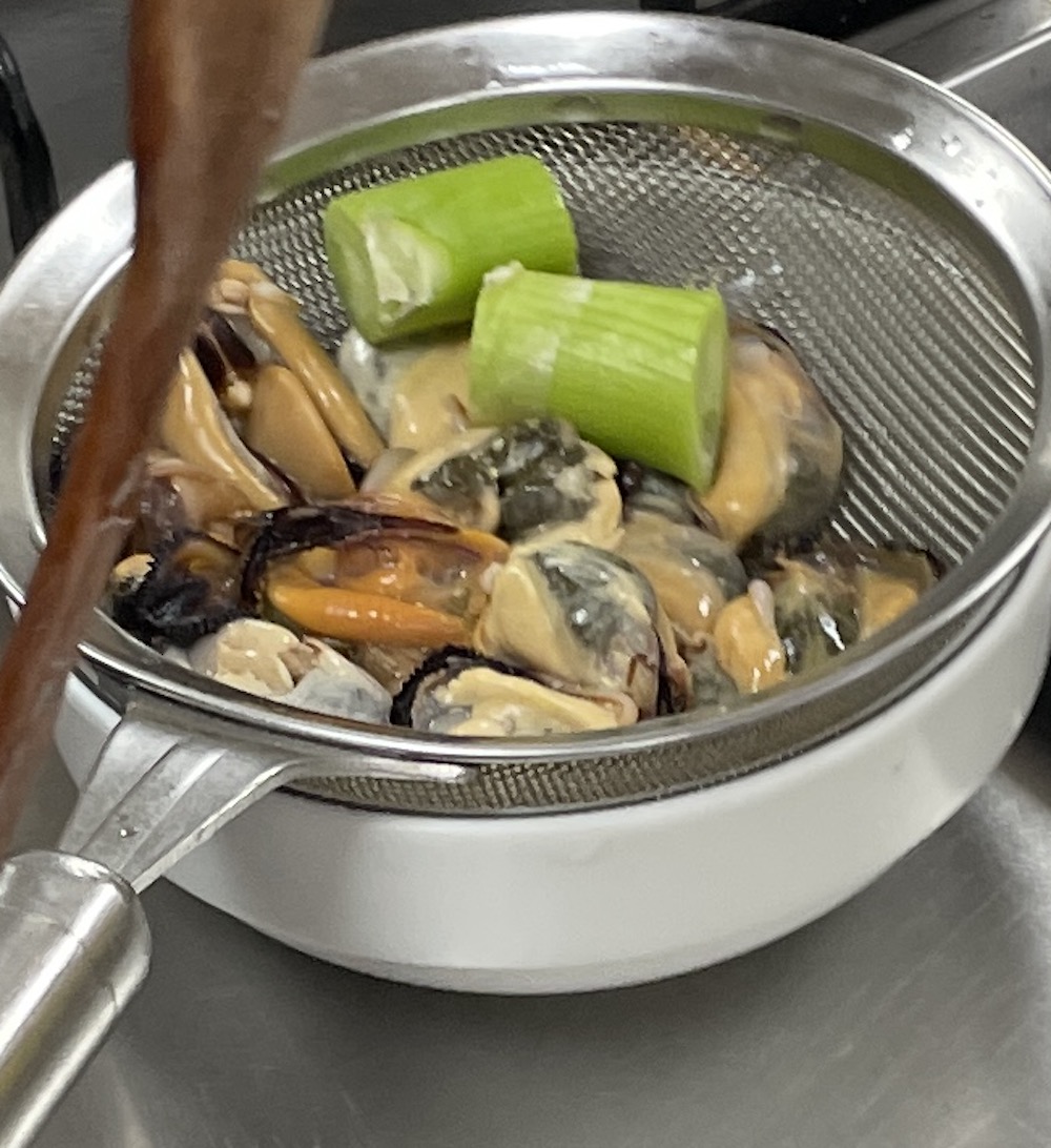 한식조리기능사 실기시험 준비 - 홍합초 - 파&#44; 홍합 넣어 조리기